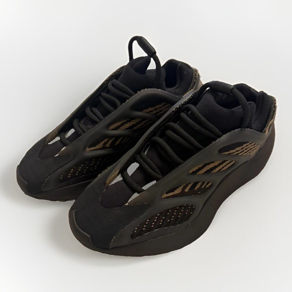 Adidas Yeezy 700 V3 Clay Brown Black Boy’s Size 4 3342/16